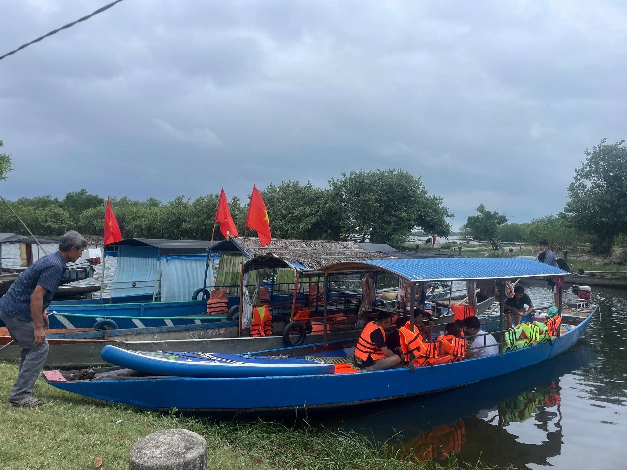 Đội thuyền nhà chú Xanh