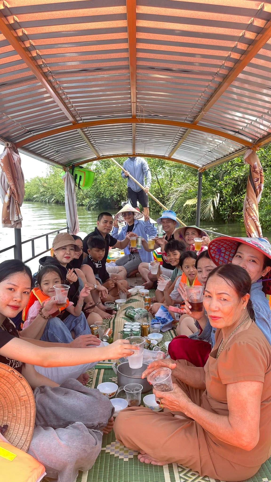 Đoàn khách trải nghiệm ẩm thực